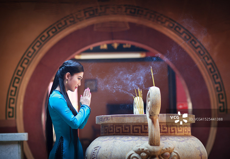 穿奥黛的越南女孩在寺庙图片素材