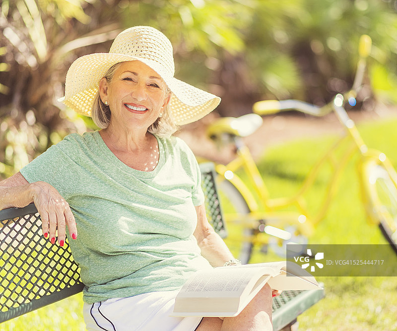 美国佛罗里达州朱庇特镇公园里阅读书籍的年长妇女图片素材