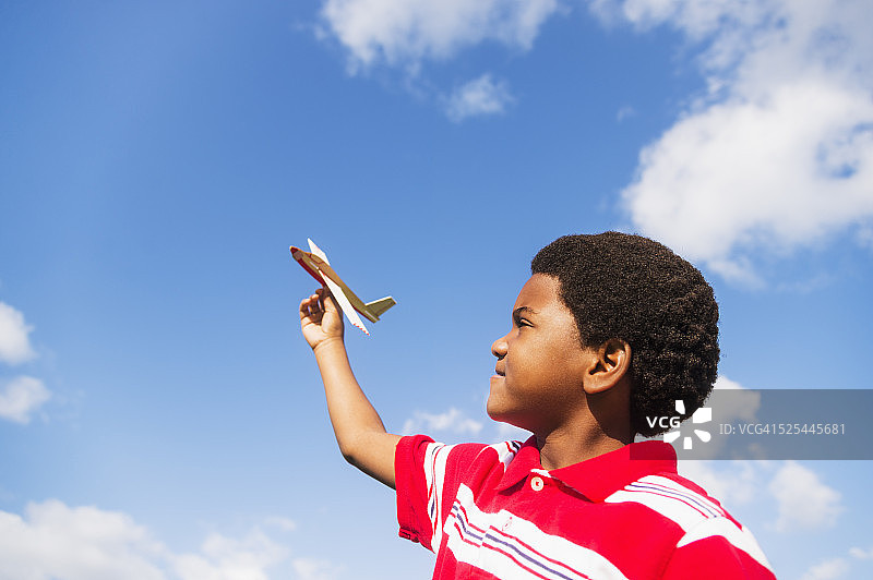 美国佛罗里达州朱庇特：玩玩具飞机的男孩（6-7岁）图片素材