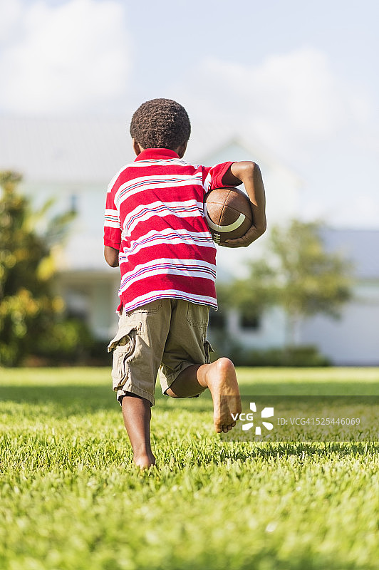 美国佛罗里达州朱庇特：男孩在踢足球图片素材