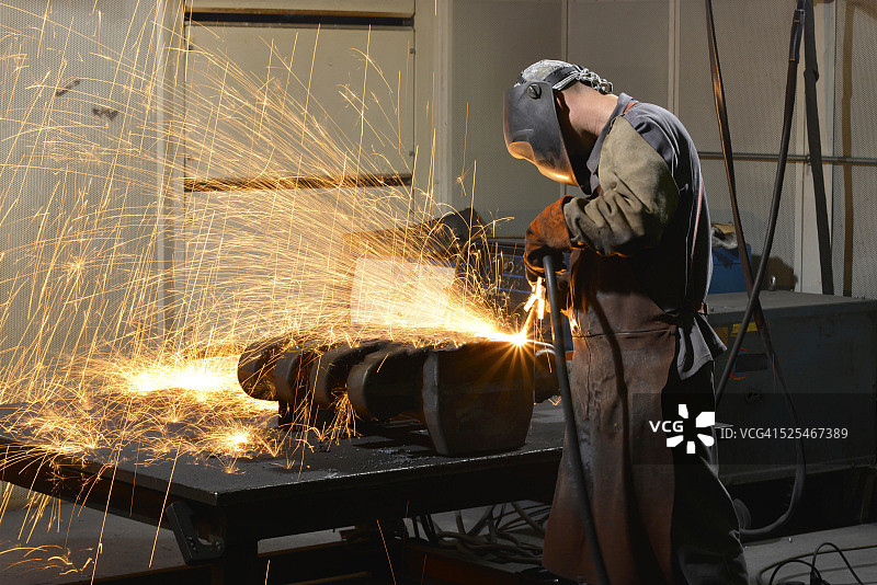 在铸造厂使用研磨机图片素材