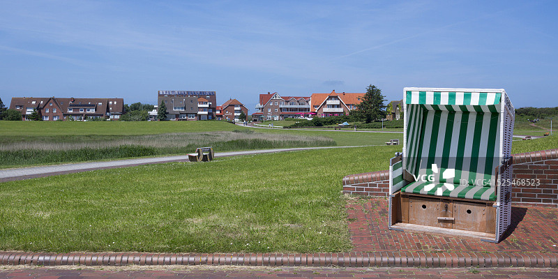 德国下萨克森州东弗里西亚巴尔特鲁姆西多夫：带顶棚的柳条沙滩椅图片素材