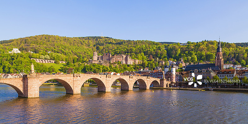 德国巴登-符腾堡州海德堡老城区、老桥、圣灵教堂和海德堡城堡图片素材