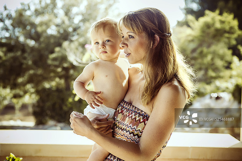 母亲抱着她的宝宝图片素材
