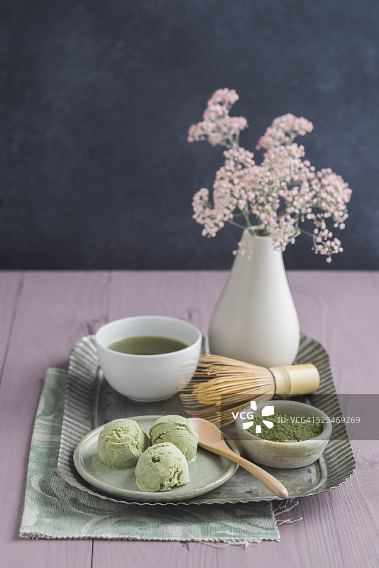 抹茶冰淇淋、绿茶、茶筅和花图片素材