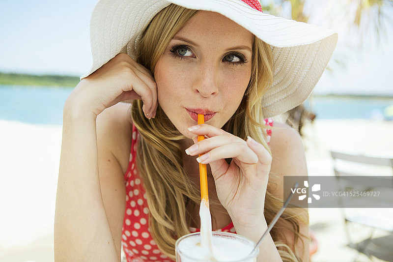 年轻女人喝拿铁玛奇朵的肖像图片素材
