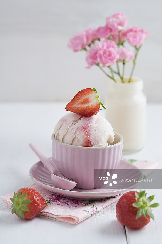 草莓冰淇淋图片素材