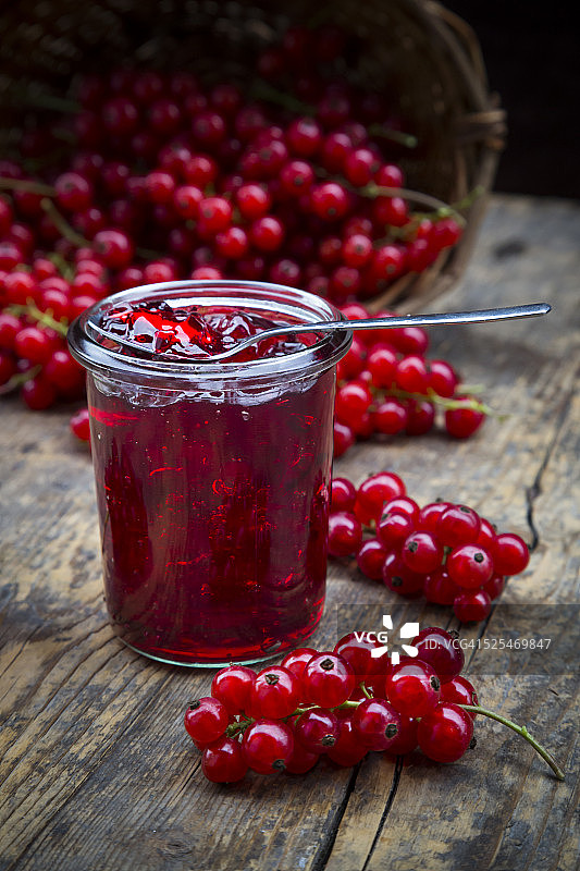 木桌上的红醋栗果酱罐图片素材