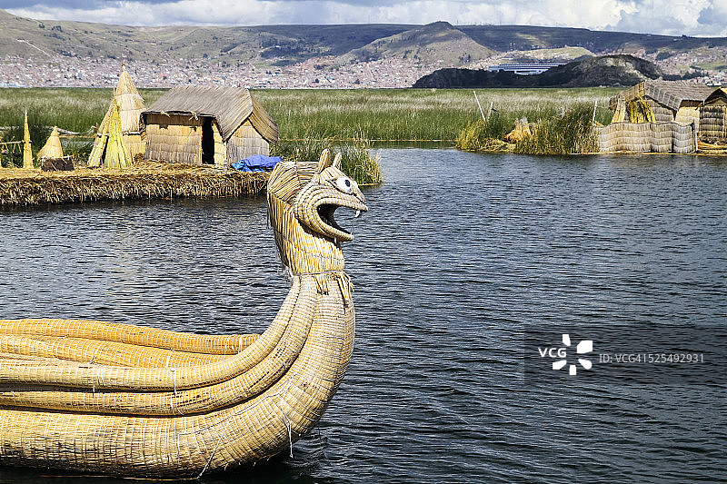 南美洲秘鲁的的喀喀湖芦苇船图片素材
