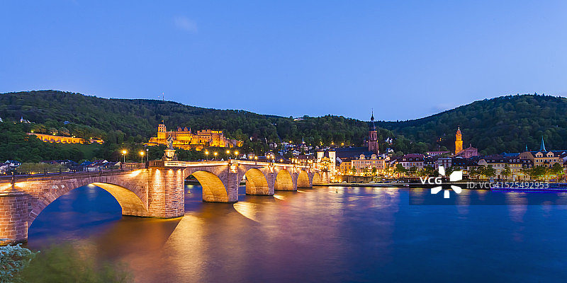 德国巴登-符腾堡州海德堡：老城、老桥、圣灵教堂和海德堡城堡夜景图片素材