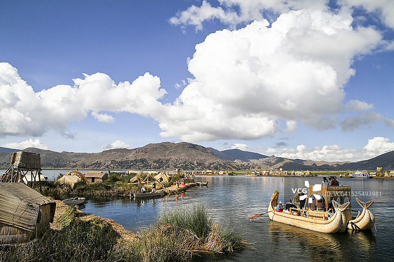 南美洲，秘鲁，的的喀喀湖上乌罗斯人居住的浮岛图片素材