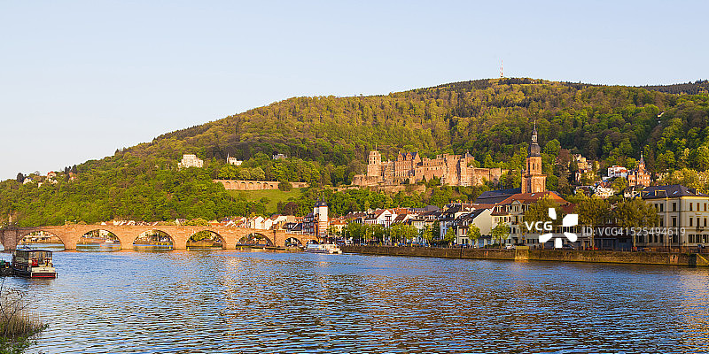 德国巴登-符腾堡州海德堡：老城区、老桥、圣灵教堂与海德堡城堡图片素材