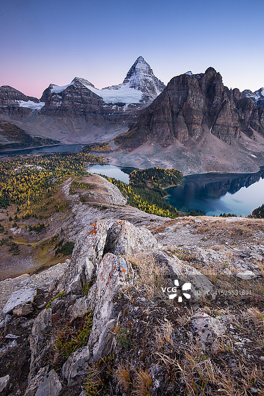 登上阿西尼博因山顶峰图片素材