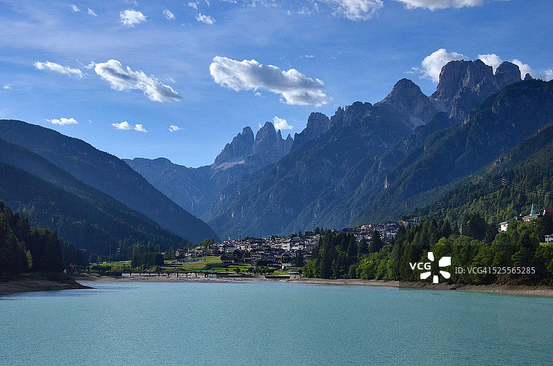 多洛米蒂山脉的奥龙佐湖图片素材