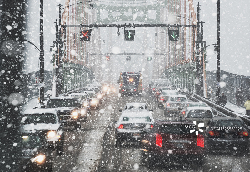 高峰时段的暴风雪图片素材