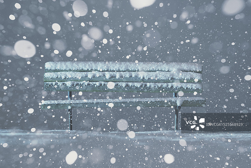 雪地中的长椅图片素材