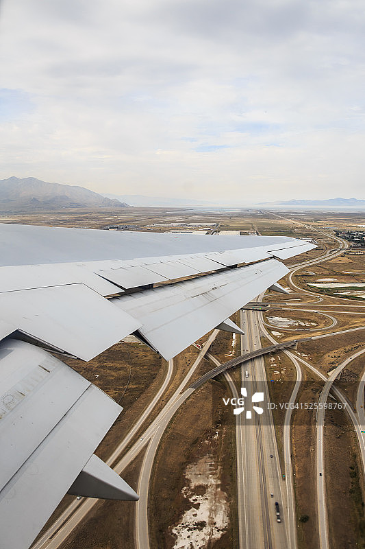 从飞机窗口看图片素材