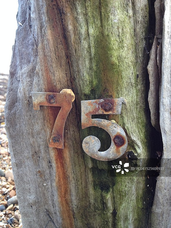 发现的字母和数字图片素材