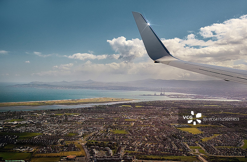 从飞机窗口看图片素材