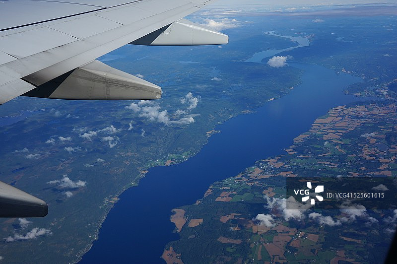 从飞机窗口看图片素材
