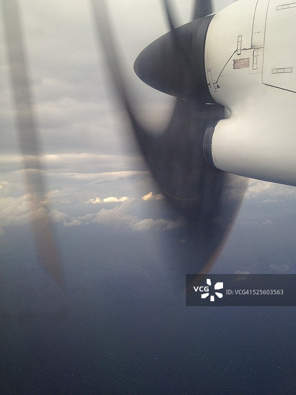 从飞机窗口看图片素材