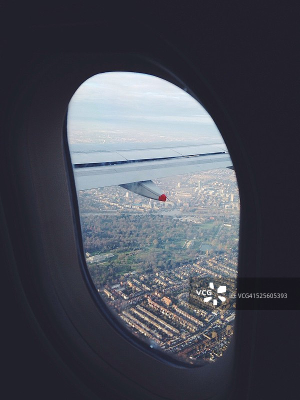 从飞机窗口看图片素材