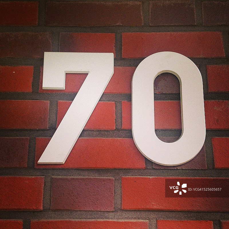 发现的字母和数字图片素材