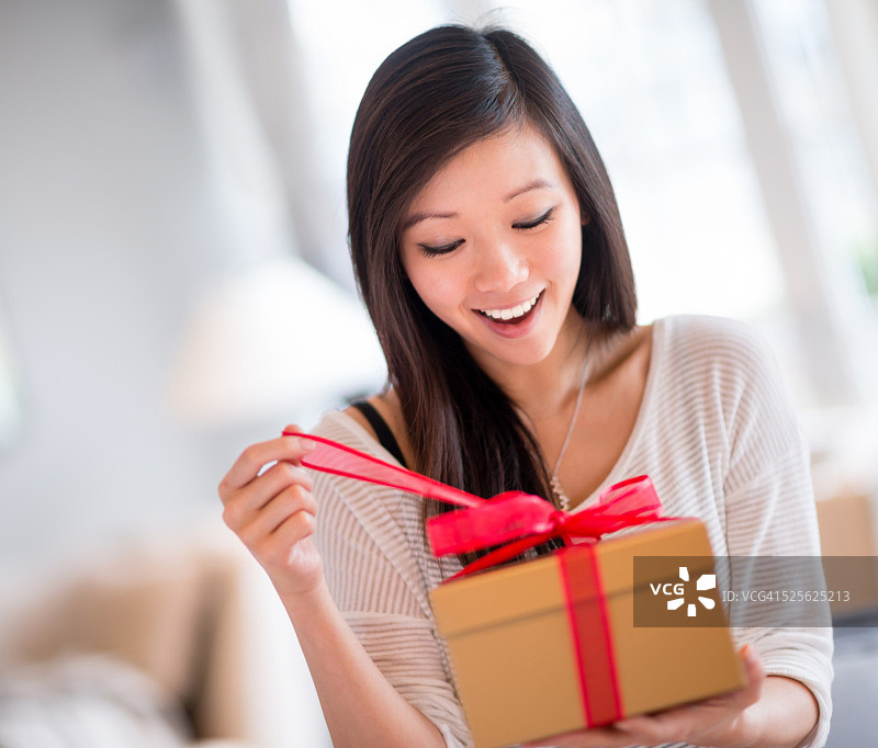 女人打开礼物图片素材