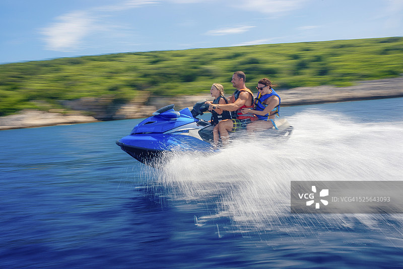 一家人乘坐喷射快艇图片素材