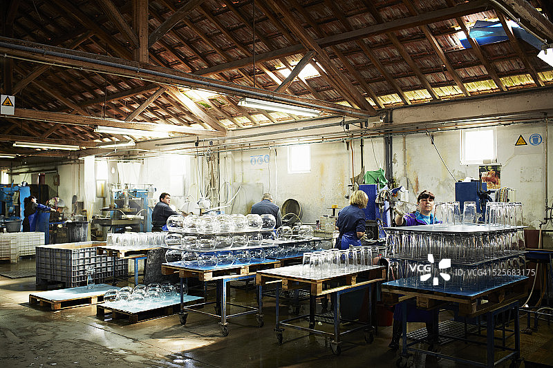 工人打磨玻璃制品图片素材