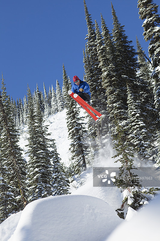 滑雪者在空中跳跃图片素材