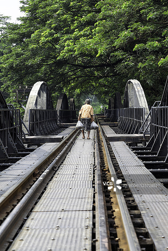 老年妇女走过桂河大桥图片素材