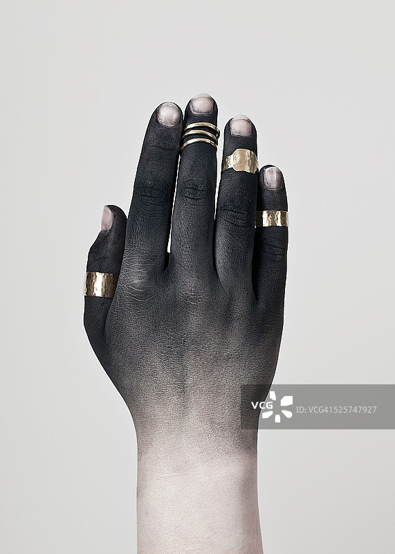 戴戒指的手图片素材