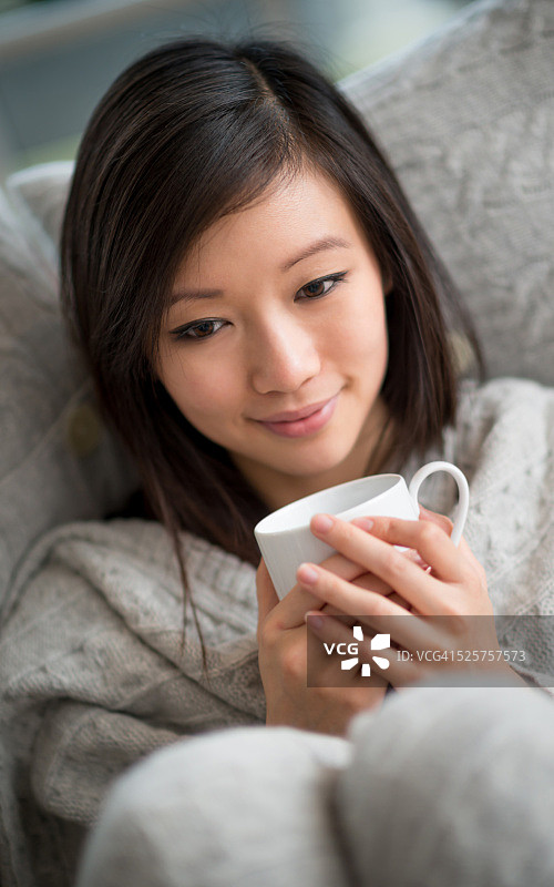 生病的女人喝茶图片素材