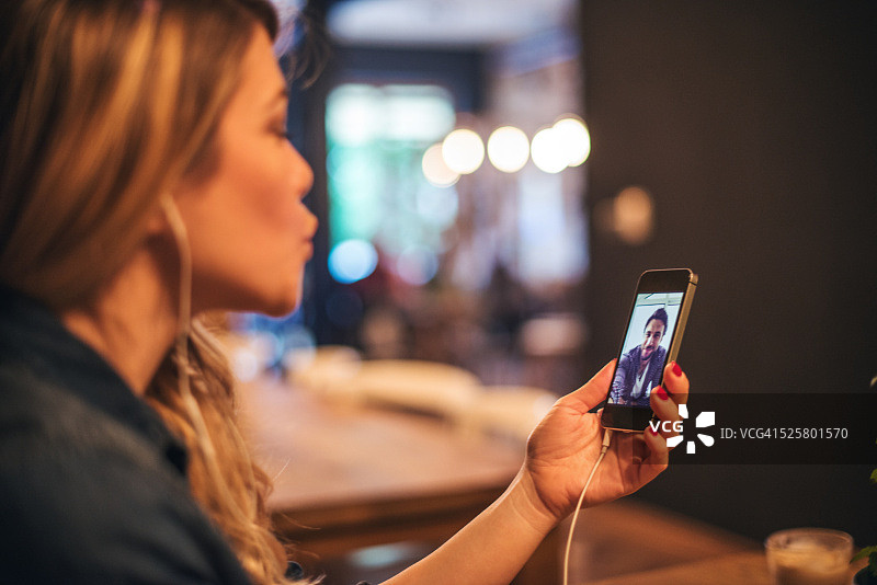 发送一个吻图片素材