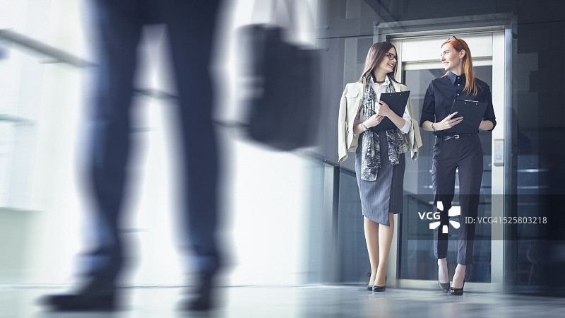 两位女商人边走边谈图片素材
