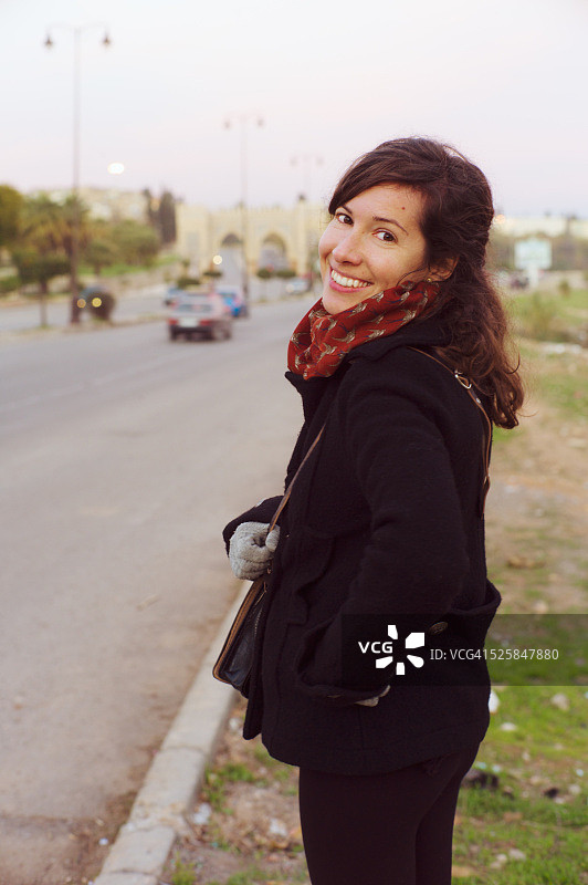 在路上的快乐女子图片素材