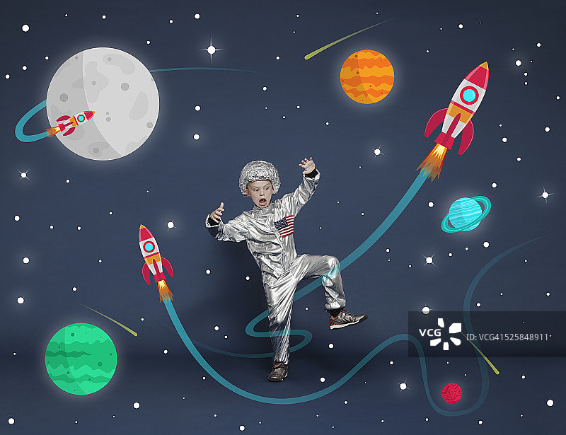 打扮成宇航员的男孩和卡通太空场景图片素材