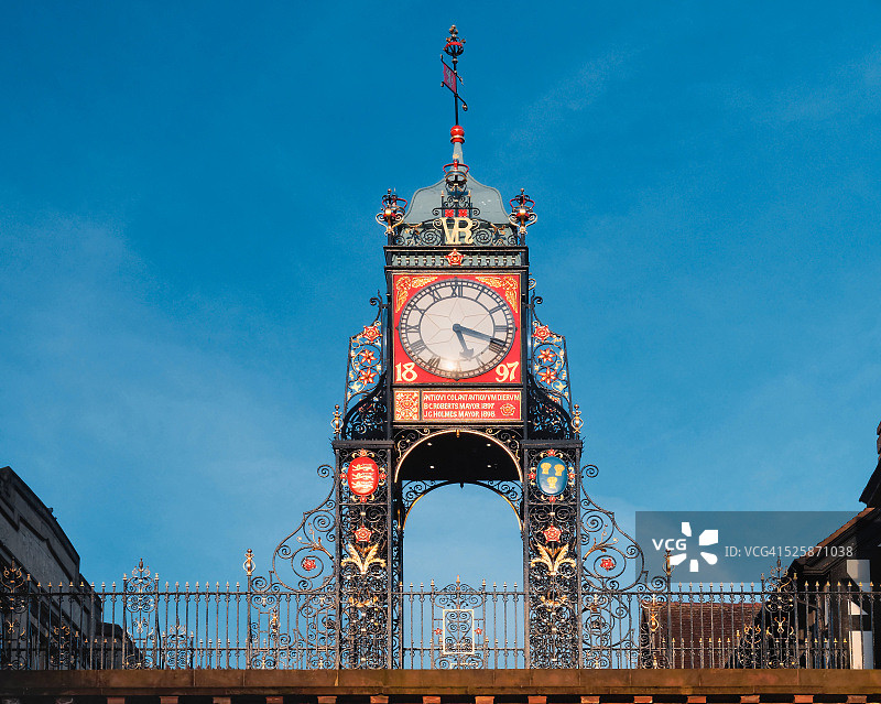 英格兰切斯特东门街和东门钟图片素材