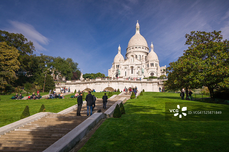 阳光明媚下的圣心大教堂图片素材
