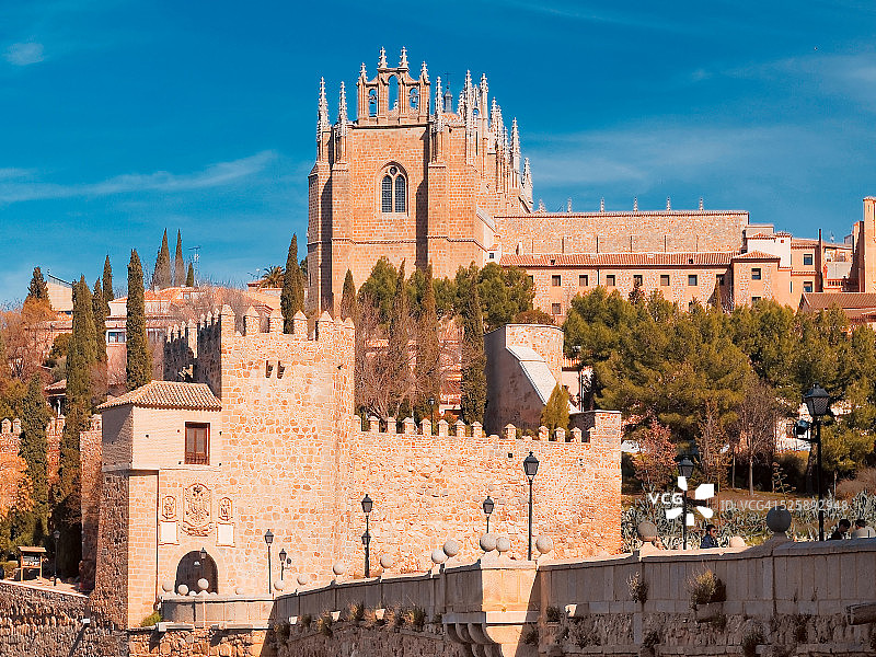 西班牙托莱多：圣胡安德洛斯雷耶斯修道院和圣马丁桥图片素材