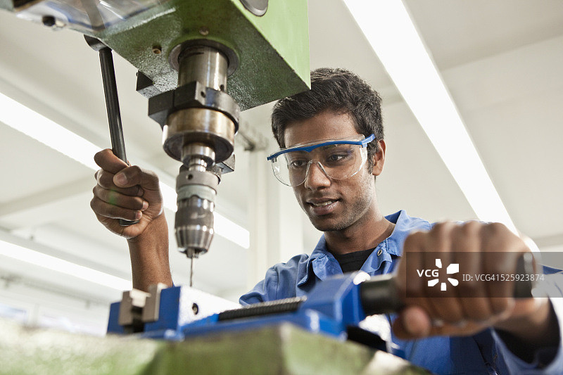 工业艺术课上的学生图片素材