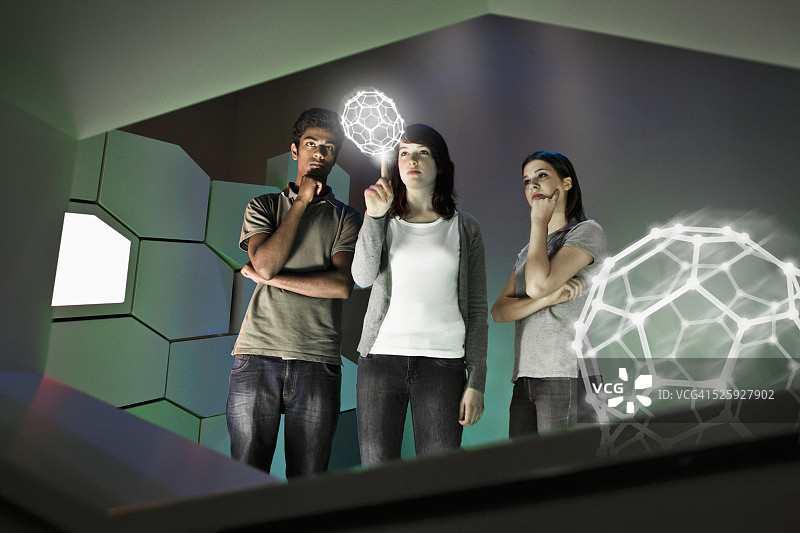 两个学生在实验室工作图片素材