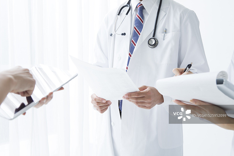 使用电子平板电脑进行会议图片素材