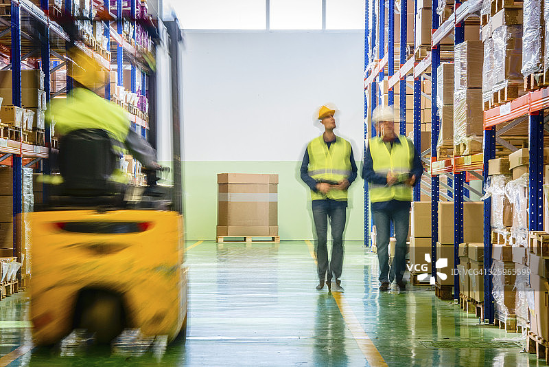 仓库中的同事图片素材