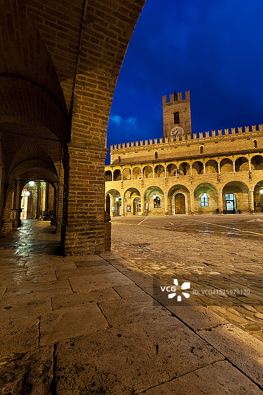 奥菲达，人民广场的黄昏图片素材