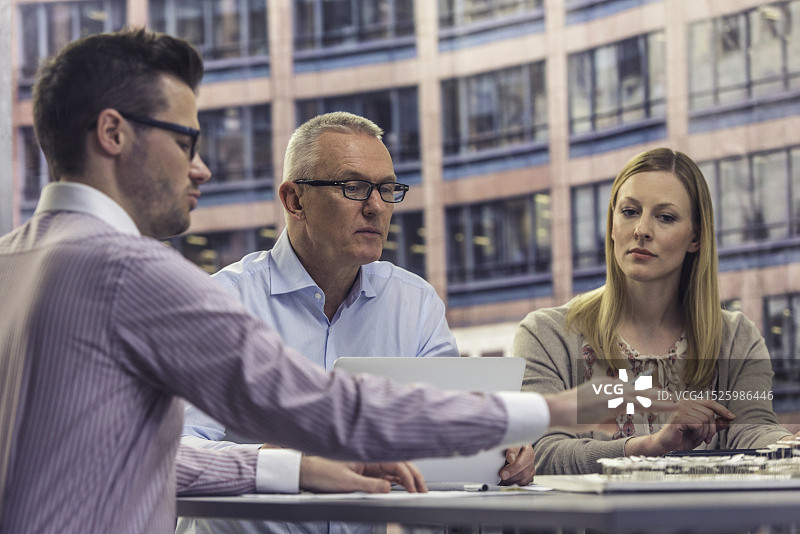 经理与建筑师讨论项目图片素材