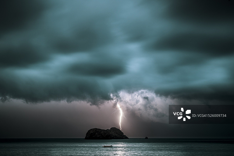 墨西哥太平洋沿岸的乌云、闪电和暴风雨天气图片素材