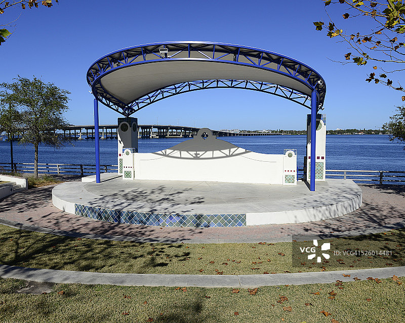 布雷登顿河畔步道的户外乐队演奏台图片素材