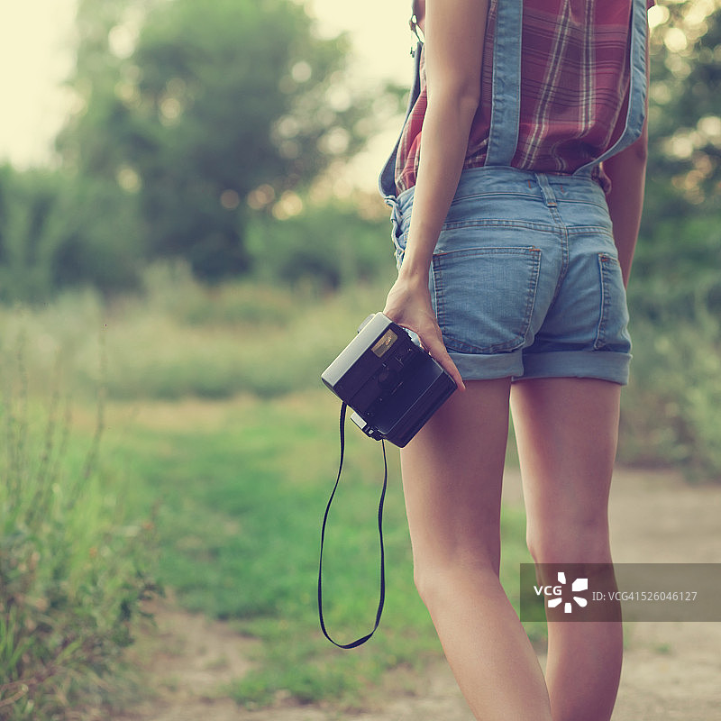 手持拍立得相机特写图片素材